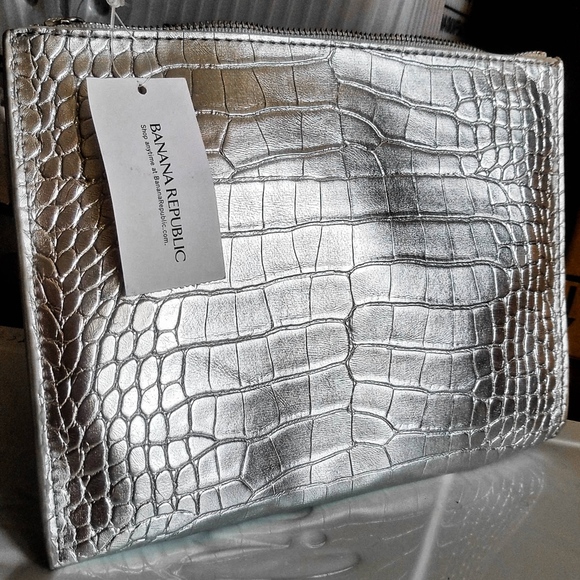 Banana Republic Handbags - Banana Republic Metallic Vegan Leather Zip Pouch